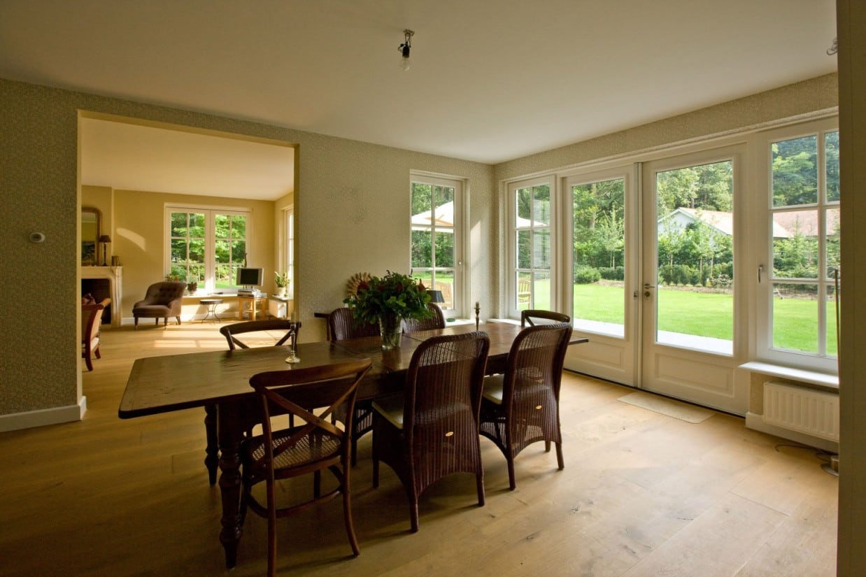 4. rietgedekt huis bouwen, keuken met open doorgang naar woonkamer ...