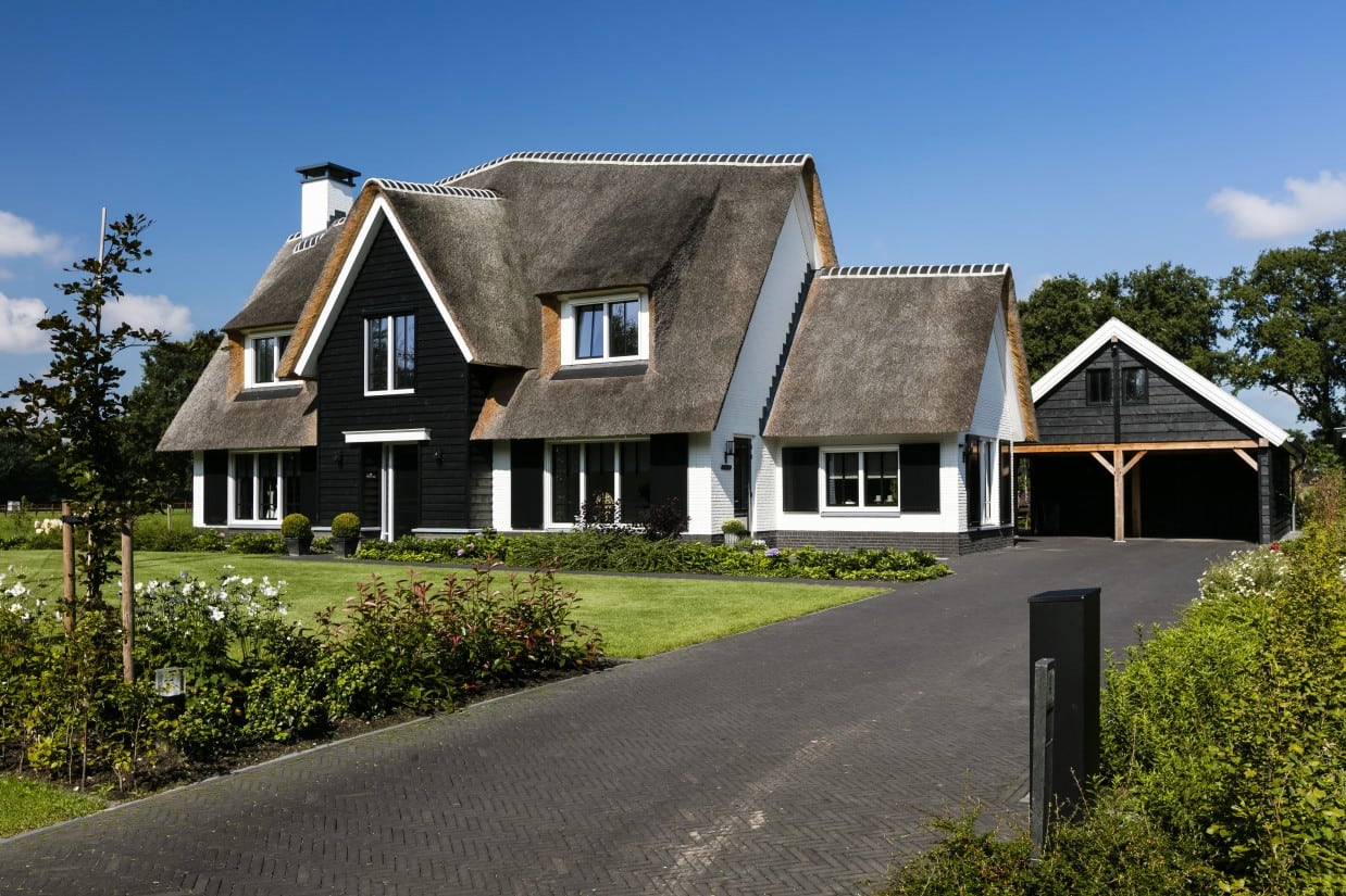 1. Rietgedekt huis bouwen Landhuis rietgedekt en wit gekeimd Wierden
