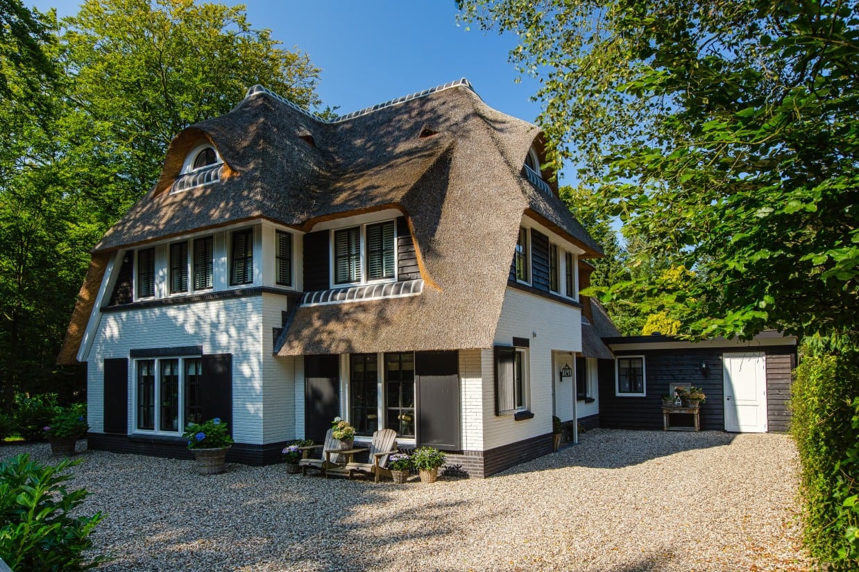 2. Rietgedekt huis bouwen, rietgedekte villa te Bikbergen