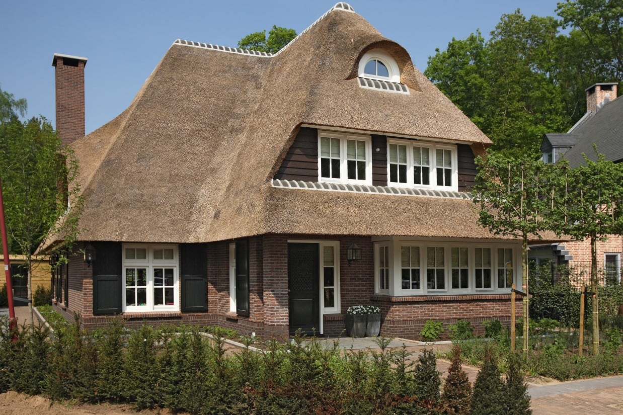 3. Rietgedekt huis bouwen, achtergevel van de prachtige villa te Zeist met schoorsteen