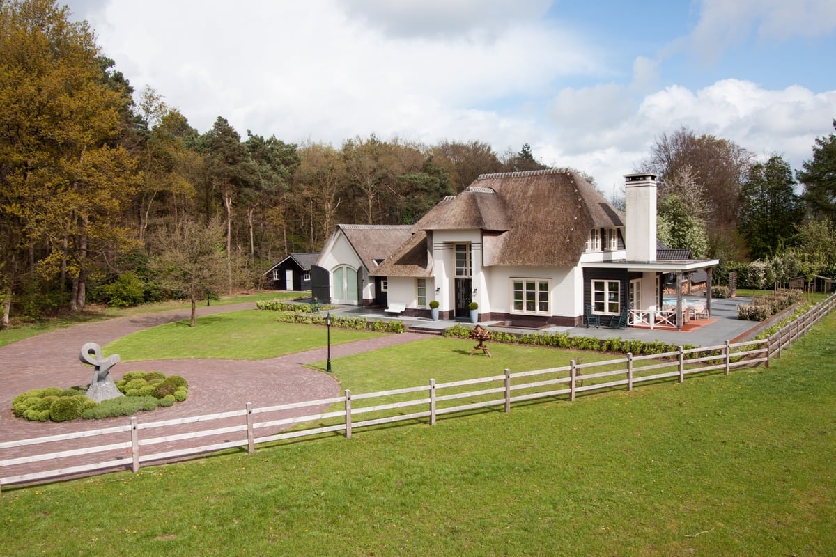 4. Rietgedekt huis bouwen, villa te epe zijaanzicht bovenaf