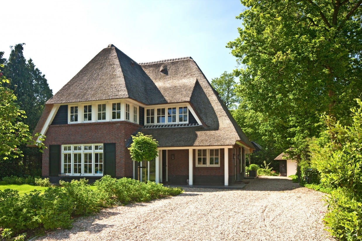 7. Rietgedekt huis bouwen stenen stadsvilla, met overdekt terras