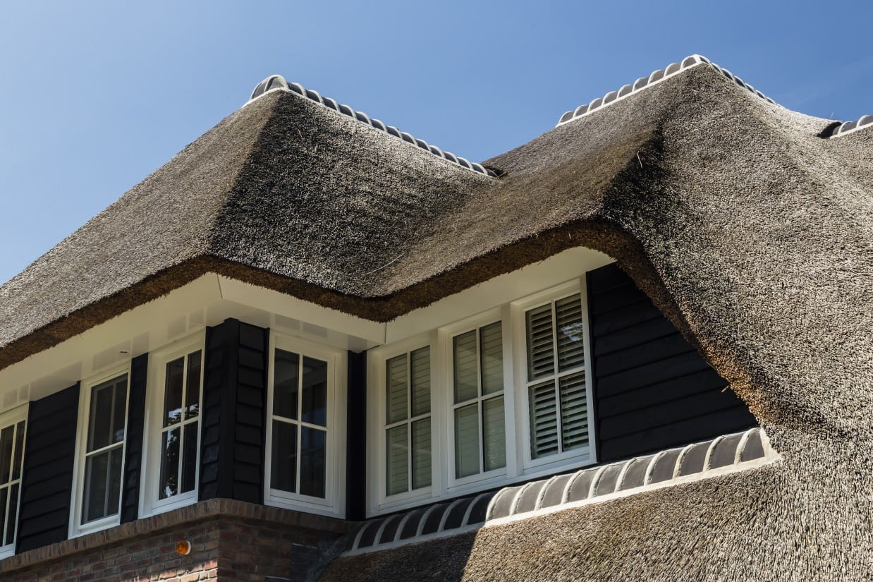8. Rietgedekt huis bouwen, rietendakkapel op villa