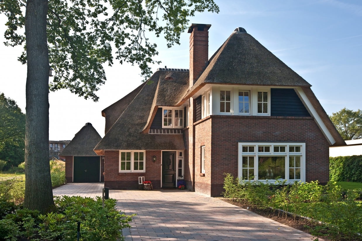 9. Rietgedekt huis bouwen, prachtige villa met rieten dak en een enorme schoorsteen te Ugchelen